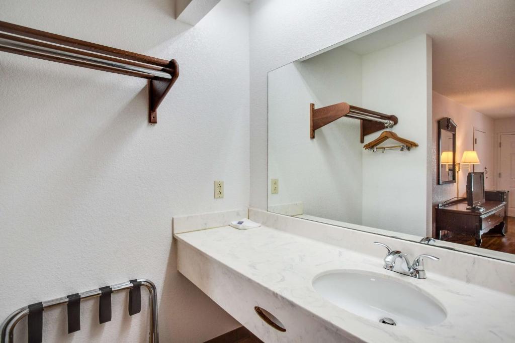 Motel 6-White House, TN - Queen Room With Two Queen Beds - Non-Smoking