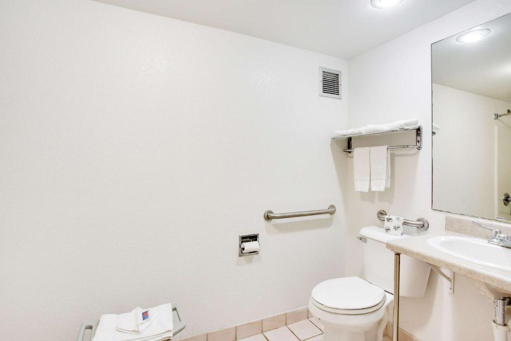 Motel 6-White House, TN - King Room - Disability Access - Non-Smoking