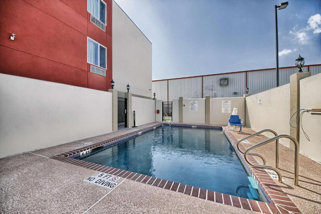 Bazén v ubytování Motel 6-Weslaco, TX nebo v jeho okolí