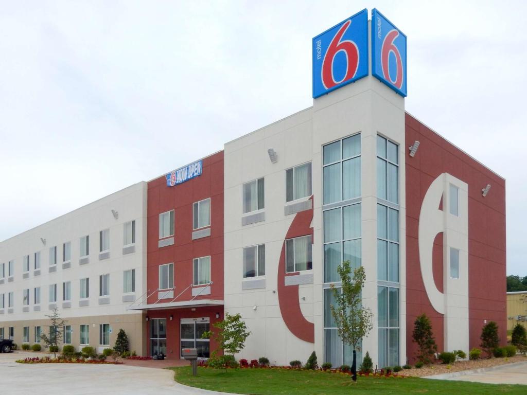 ein Gebäude mit einer Uhr oben drauf in der Unterkunft Motel 6-Tulsa, OK in Catoosa