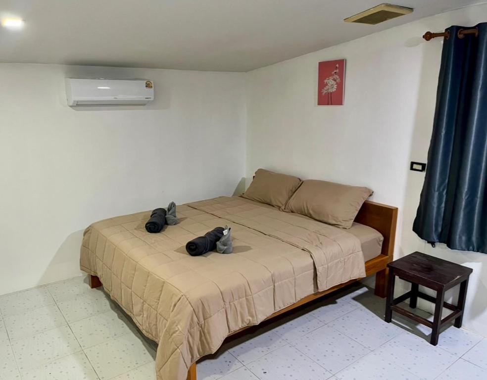 een slaapkamer met een bed met twee knuffels erop bij Flower garden room 