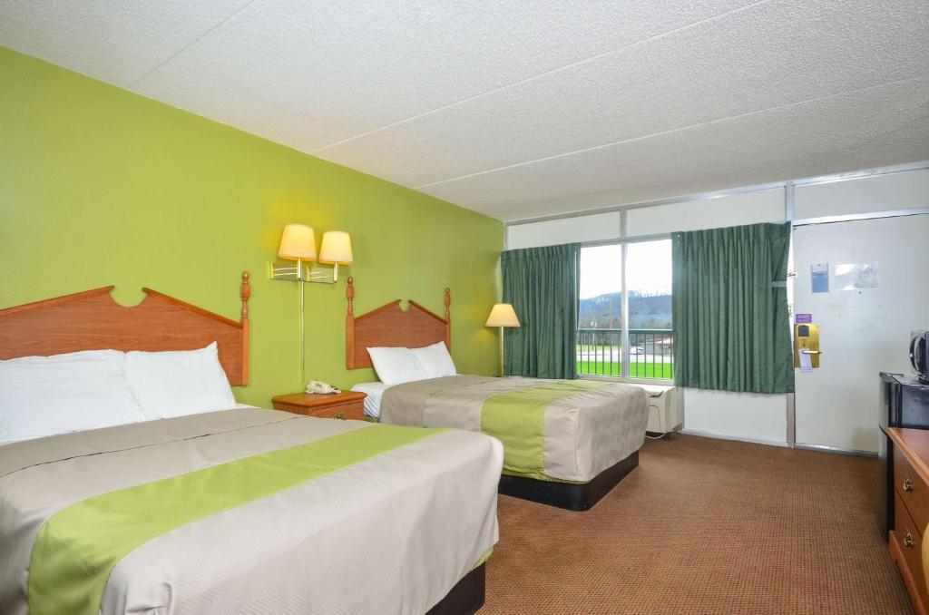 Motel 6-Pulaski, TN - Quadruple Room - Non-Smoking