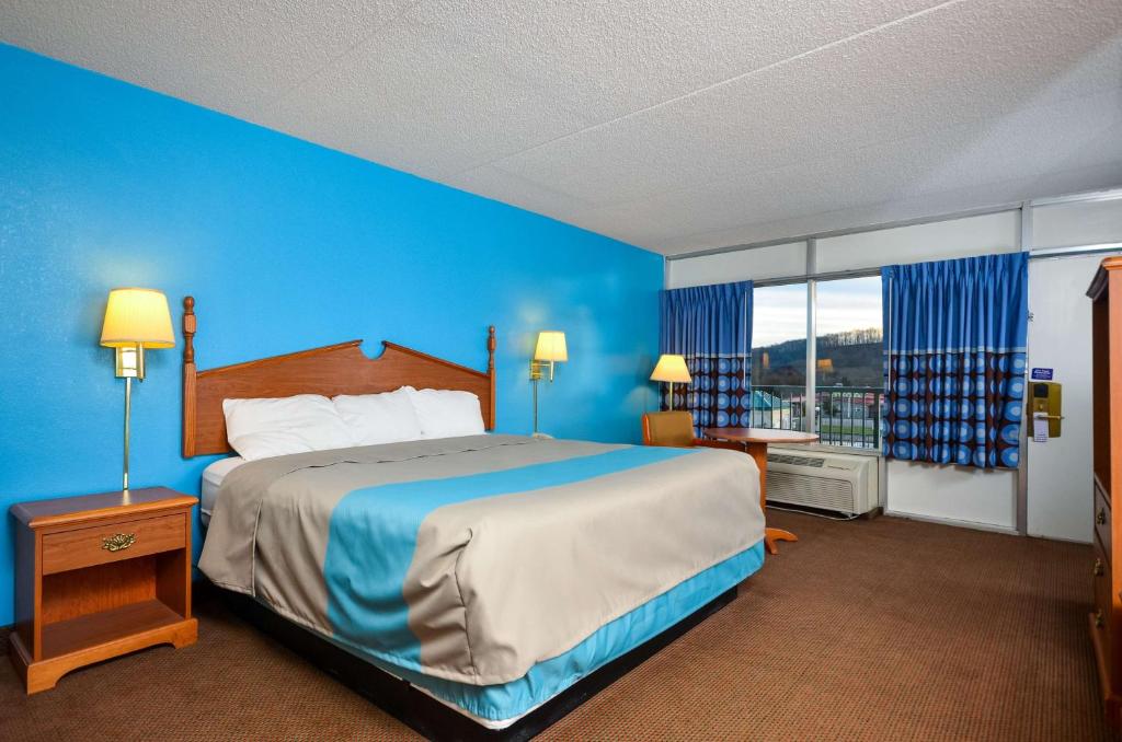 Motel 6-Pulaski, TN - King Room - Non-Smoking