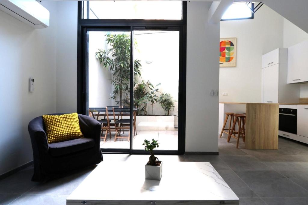 ein Wohnzimmer mit einem Stuhl und einem Tisch in der Unterkunft Nümad Suites in Nizza