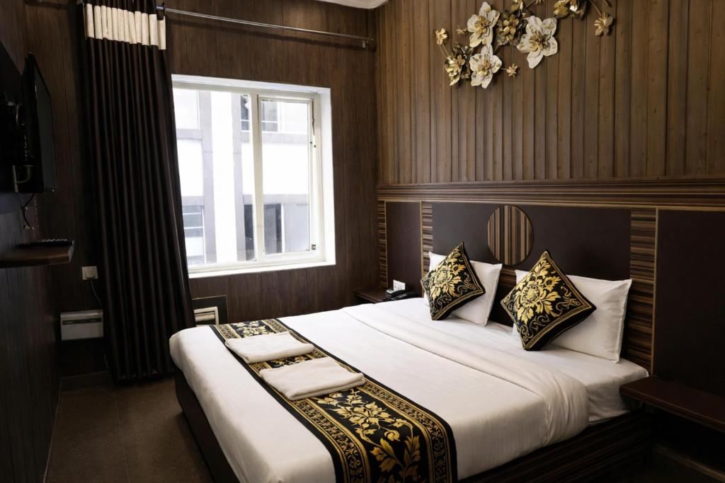 En eller flere senge i et værelse på Hotel Pardesi's Premium Stay Haridwar - Free Parking & Restaurant and Lift Facilities - Fully #Air Conditioning- Best Budget Hotel