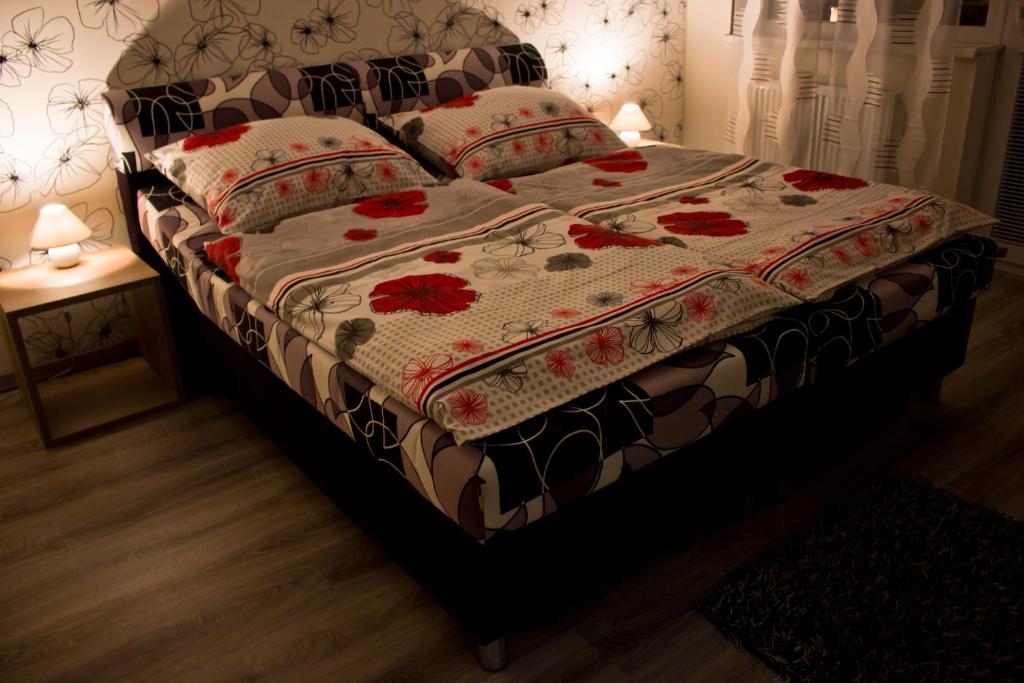 ヴェルキー・メデルにあるMotel Görfölのベッドルームに掛け布団付きのベッド1台
