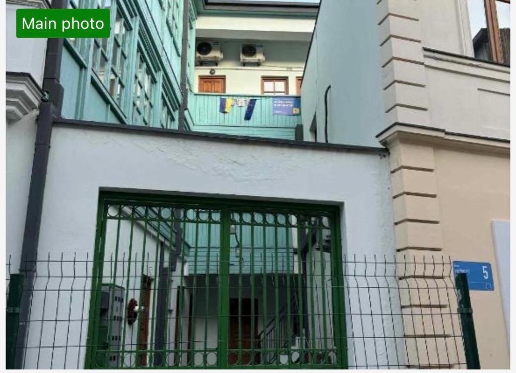 een poort aan de zijkant van een gebouw bij Old Tbilisi in Tbilisi City