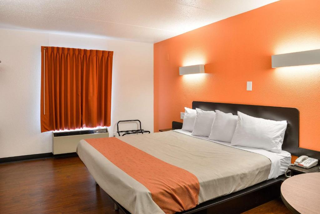 Motel 6-Toledo, OH - Deluxe King Room - Non-Smoking