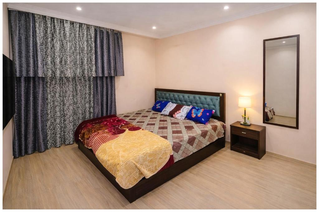een slaapkamer met een bed en een groot raam bij Hotel Rajshree S- Gopal N Near Mathura Railway Station - Sri Krishna Janmabhoomi - Restaurant And Free Parking - Fully Air conditioning Luxuary Room - Best Hotel in Mathura