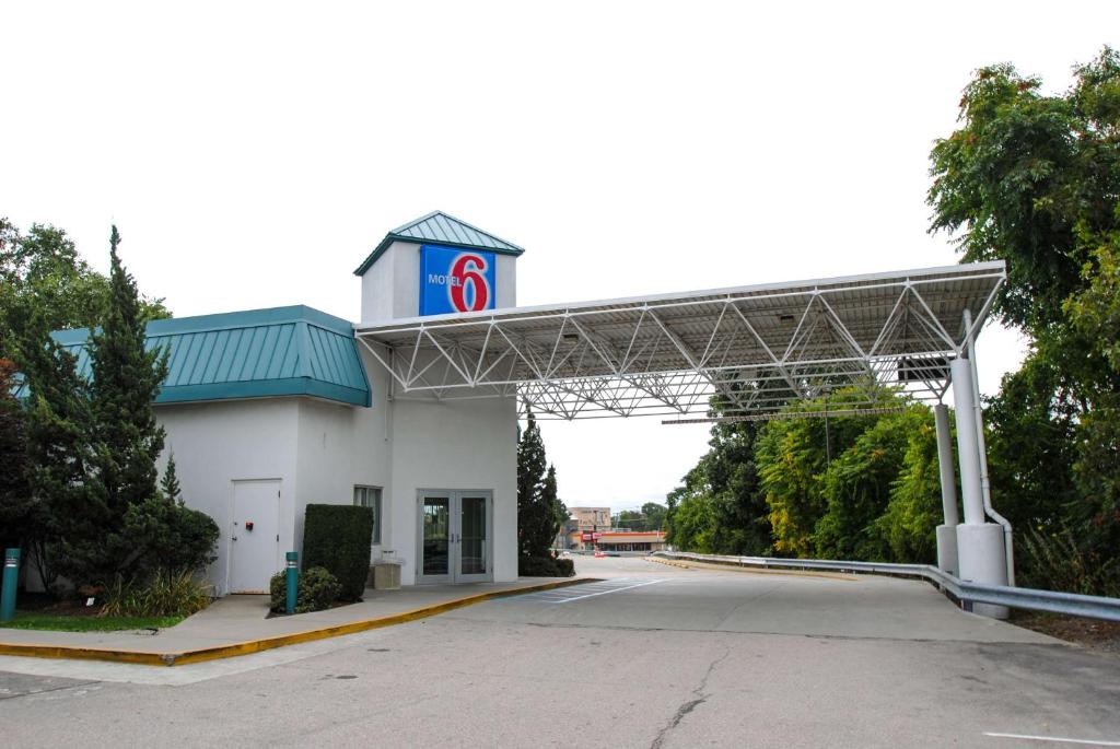 une station-service avec un panneau en haut dans l'établissement Motel 6-Warwick, RI - Providence Airport - I-95, à Warwick