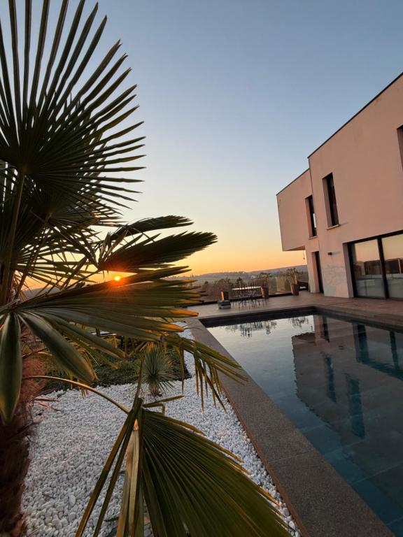 Bazén v ubytování Le Domaine de la Vallée nebo v jeho okolí