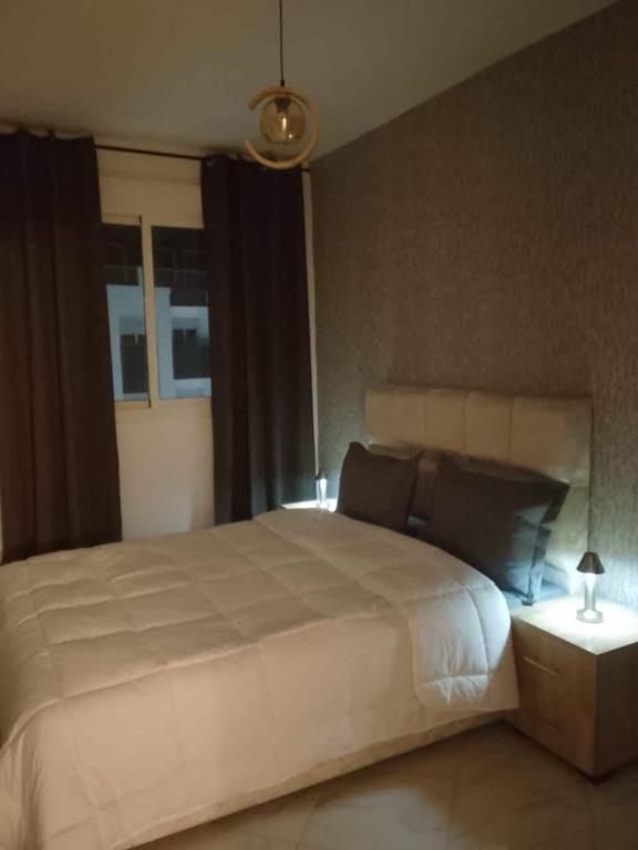 En eller flere senge i et værelse på Comfortable Escape Stylish Apartment Quiet Residence