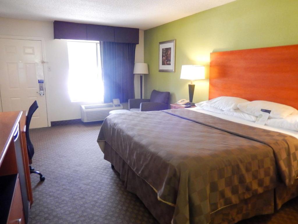 Motel 6-Luling, LA - Deluxe King Room - Non-Smoking