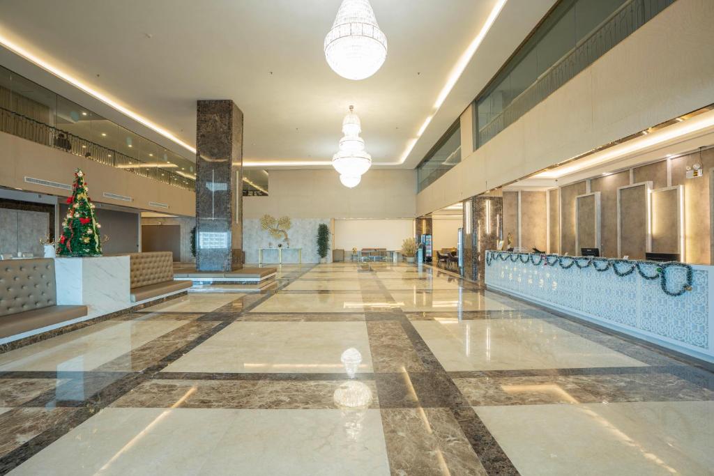 ein Flur mit einem Weihnachtsbaum in einem Gebäude in der Unterkunft Enrich Grand Hotel in Bangkok