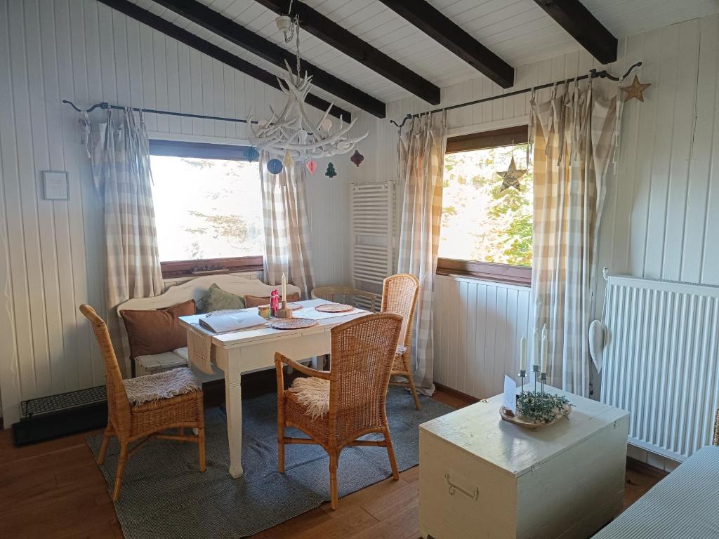 een eetkamer met een tafel en stoelen bij Ferienhaus Bärenloch in Hilders