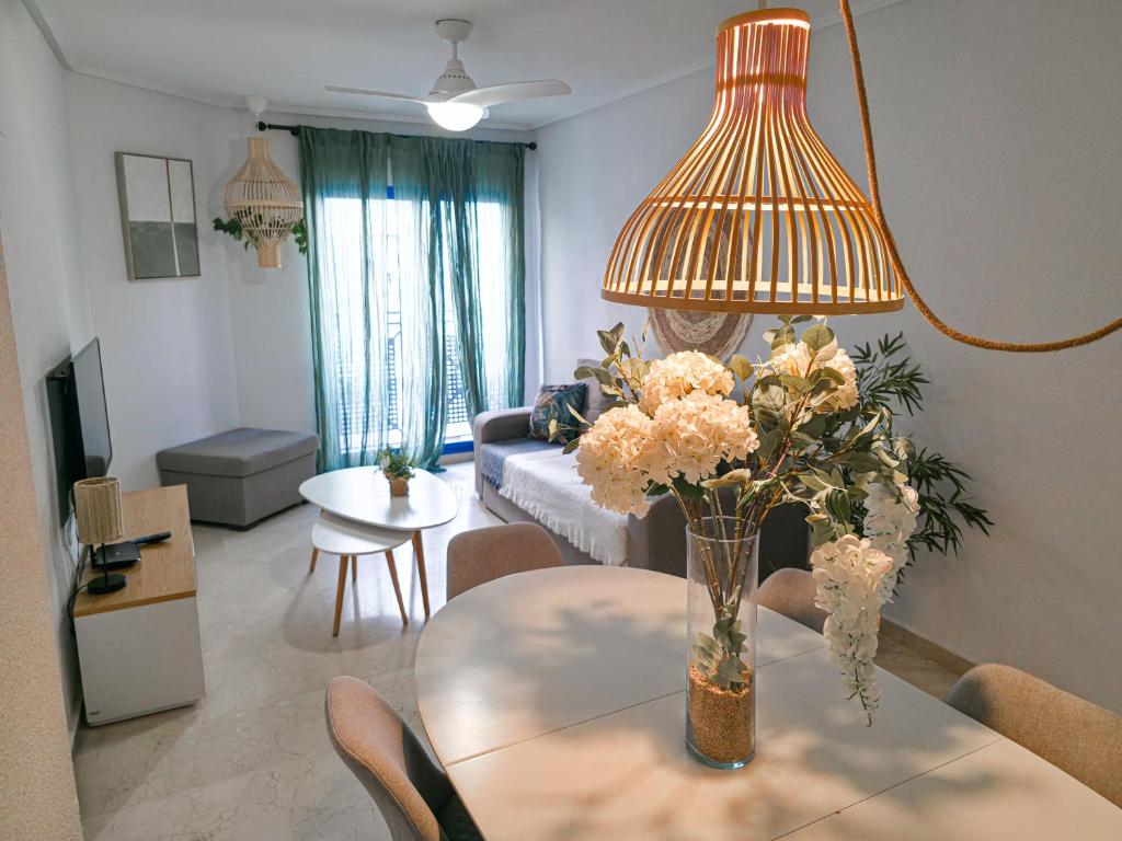 Una televisión o centro de entretenimiento en Apartamentos Blue Suites Alicante