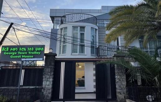 una casa bianca con una palma di fronte di Ethiopian, Addis Ababa ad Addis Abeba