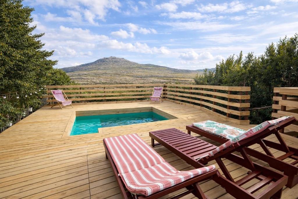 En generel udsigt til bjerge eller udsigt til bjerge taget fra feriehuset