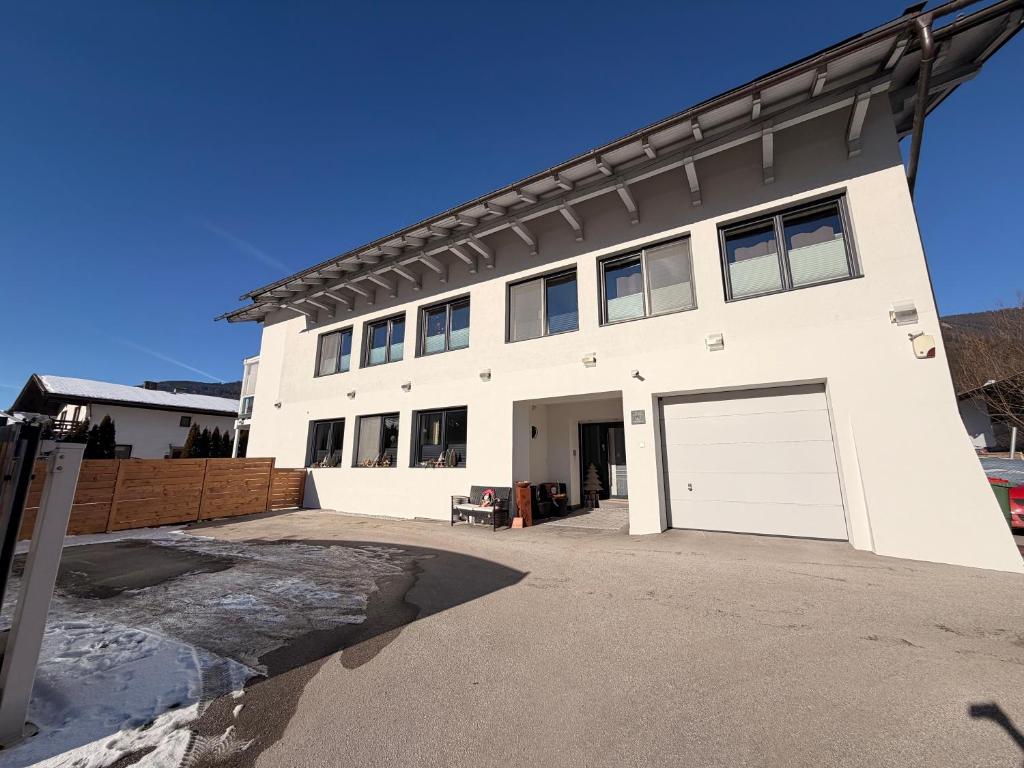 een wit huis met een garage bij Appartement Sammer in Piesendorf