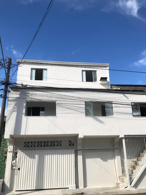 een wit huis met een garage bij Casa das laranjeiras in Serra