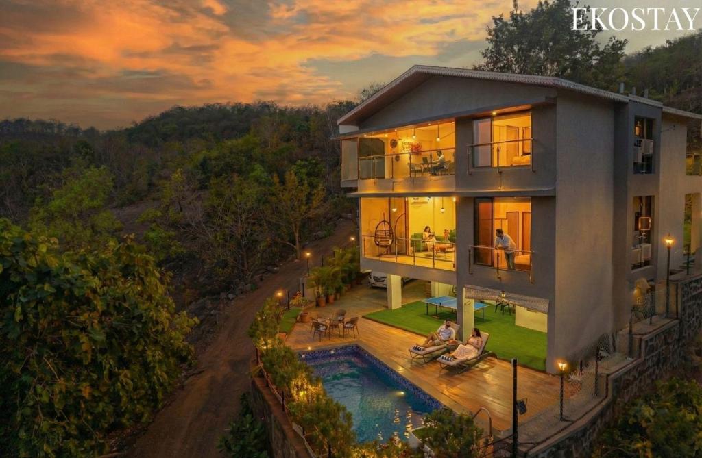 Luftaufnahme eines Hauses mit Swimmingpool in der Unterkunft EKOSTAY - Amani Villa in Khopoli