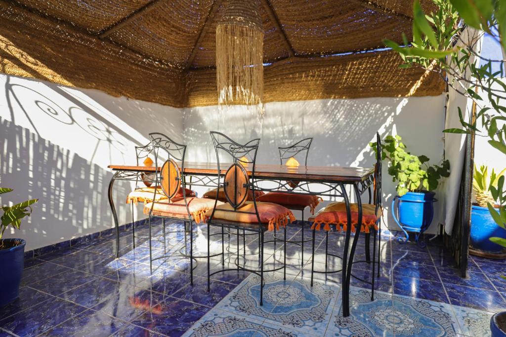 une pièce avec une table, des chaises et un canapé dans l'établissement Riad Salmiya Dune, à Essaouira