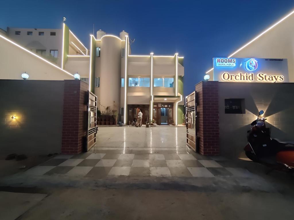 een gebouw met een motorfiets ervoor geparkeerd bij Orchid Stays in Ajmer