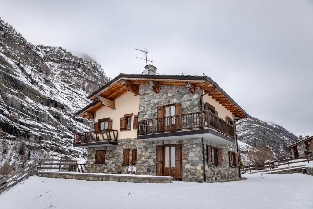 a house in the mountains in the snow at Seconda stella a destra in Valgrisenche