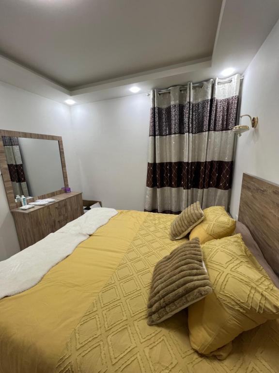 una camera con un grande letto e una doccia di Selena bay hurghada a Hurghada