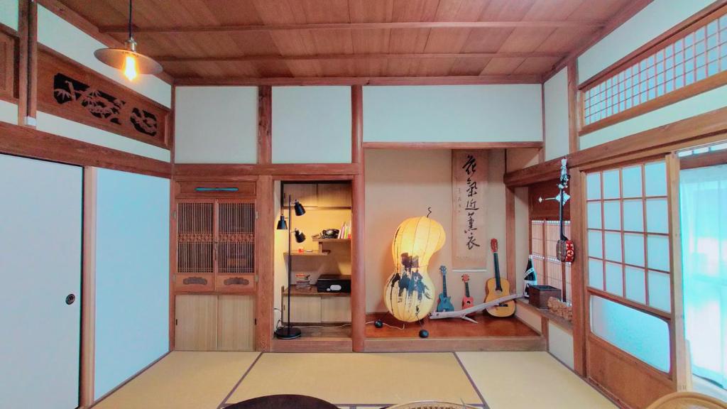 天草市Minpaku Jaito-民泊じゃいと-Homestay in Traditional House的一间天花板呈拱形、墙壁为木质的房间