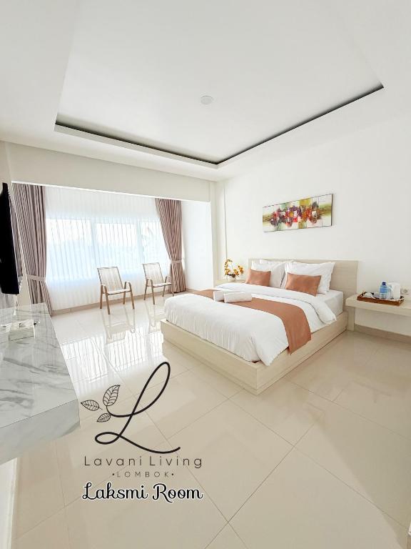 een witte slaapkamer met een bed en een tafel en stoelen bij Lavani Living Hotel in Tjakranegara
