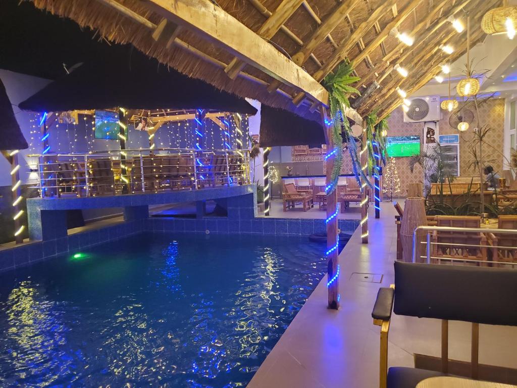 Bazén v ubytování TOUR EIFFEL HoTEL BENIN nebo v jeho okolí