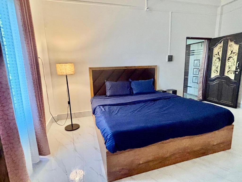 Giường trong phòng chung tại Holiday Homestay