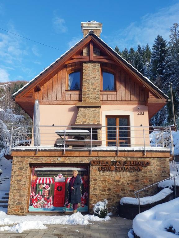 a man standing in the front of a house at Villa Eva & Lilou Pod Rysianką in Żabnica