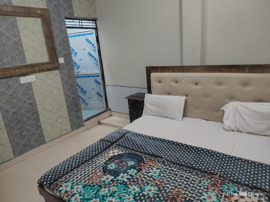 Giường trong phòng chung tại Shri Raghunandan dham