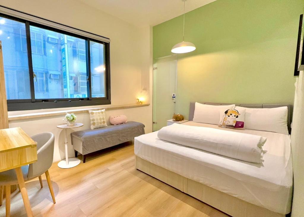 Postel nebo postele na pokoji v ubytování 竹南橘子民宿