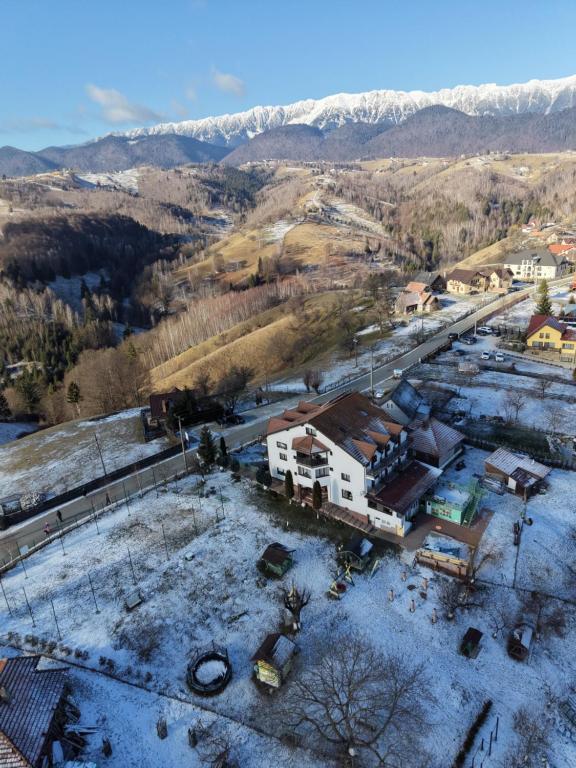 una vista aerea di un edificio nella neve di Pensiunea Tabacaru a Peştera