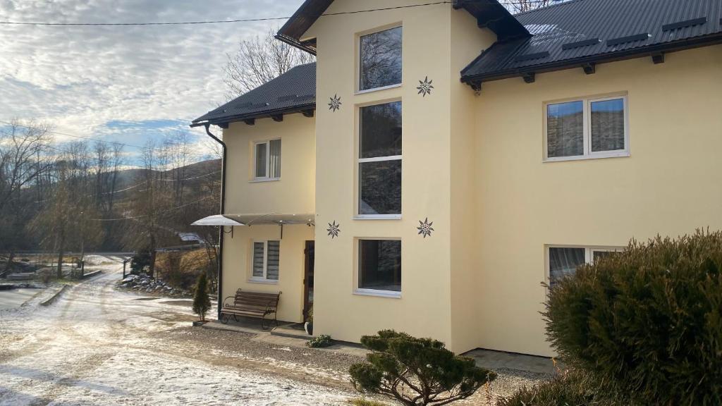 een huis met sterren aan de zijkant bij Edelweiss in Lazeshchyna