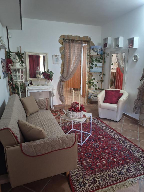 un salon avec un canapé et une table dans l'établissement Casa Giulia, à Monopoli