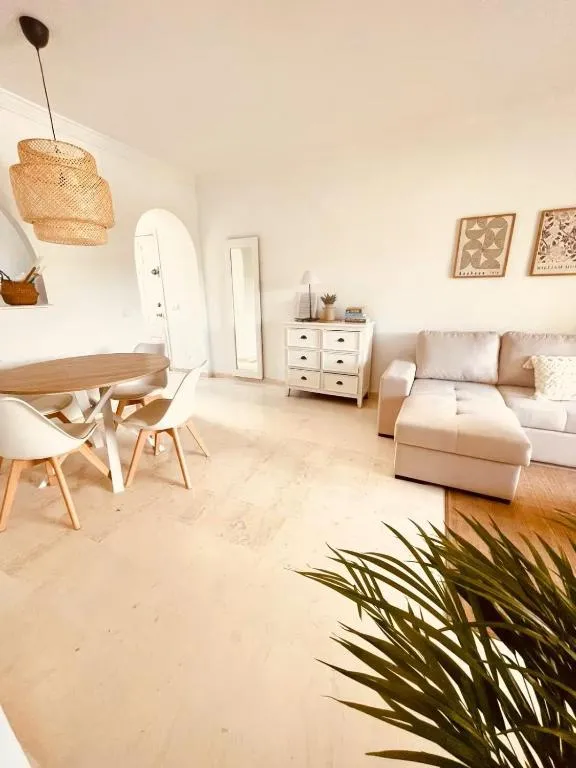 Hacienda Beach Estepona - Primera línea de playa, piscinas y jardines tropicales