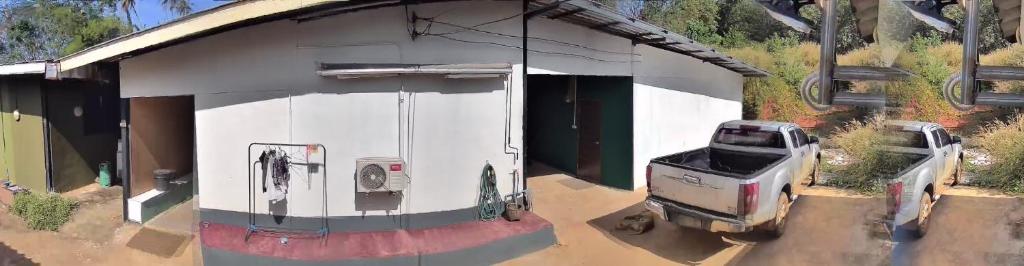 Ein Lastwagen parkte vor einem weißen Anhänger in der Unterkunft BP family room 4 in Ko Mak