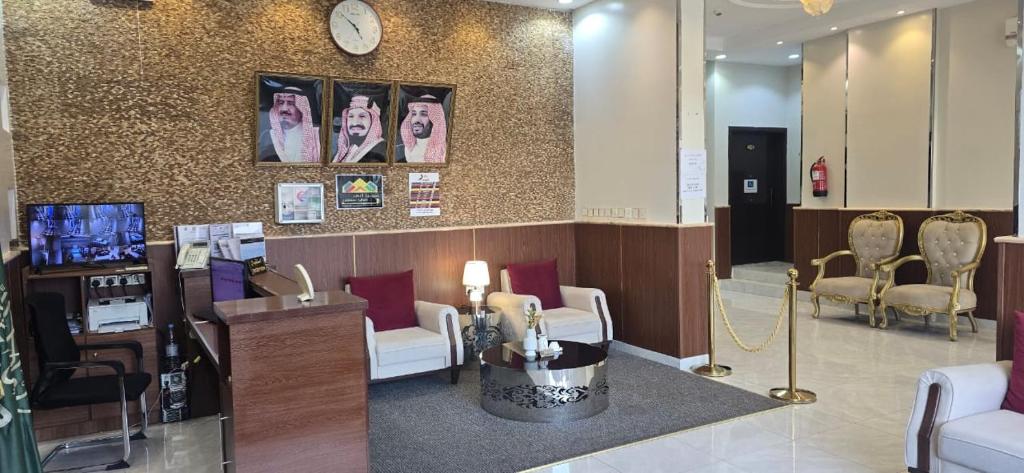 een salon met een wachtkamer met een wachtkamerermott bij صدي للشقق المخدومة in Quai
