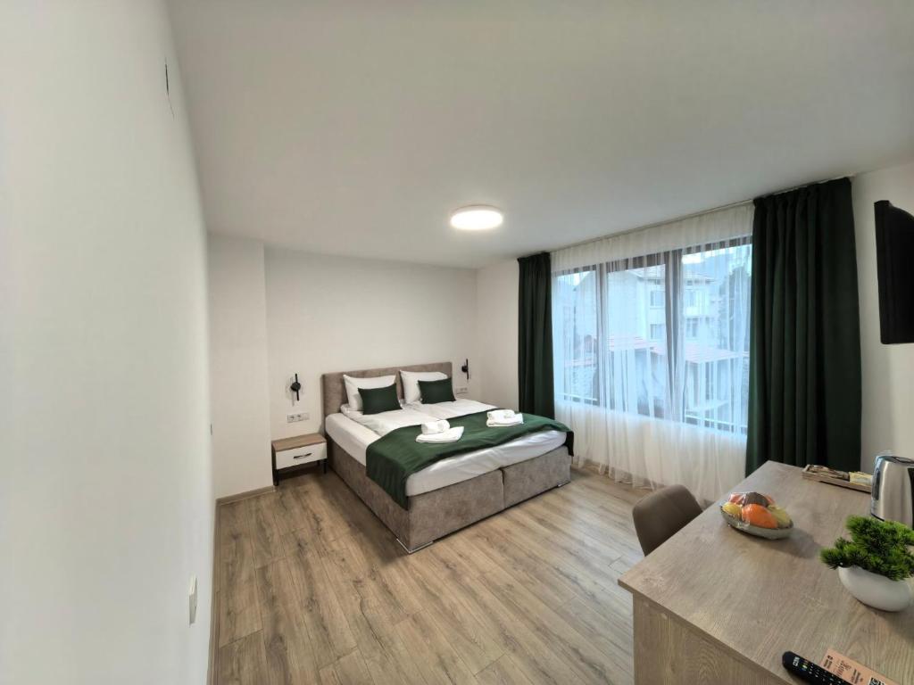 een slaapkamer met een bed en een groot raam bij Карина - къща за гости in Ognyanovo