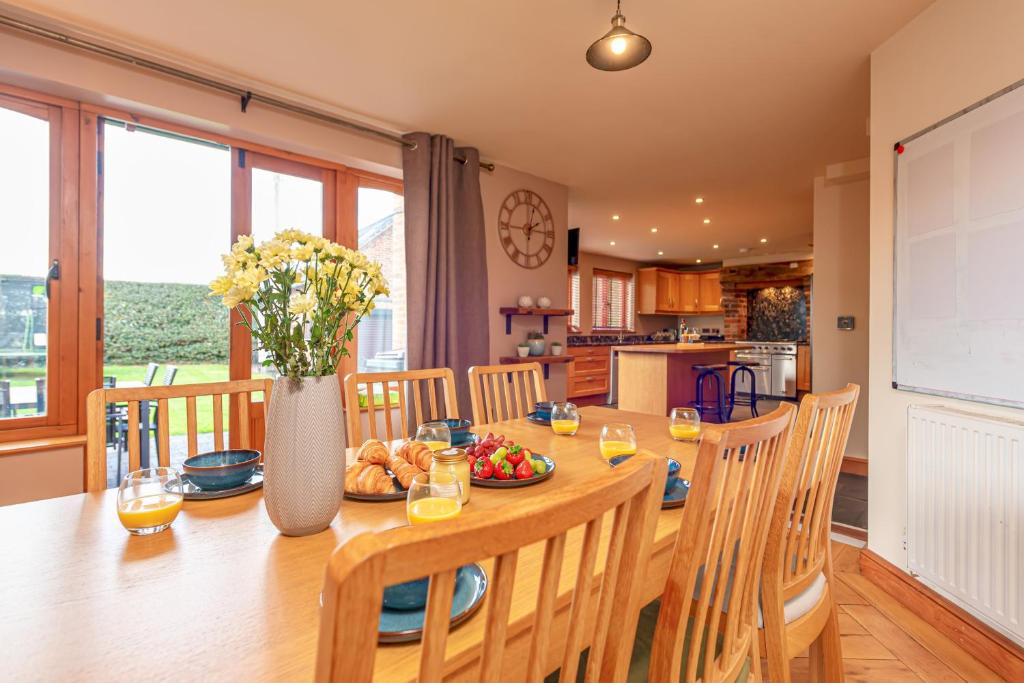 Kuchyň nebo kuchyňský kout v ubytování Silverwood Main House Modern Spacious - Pass the Keys