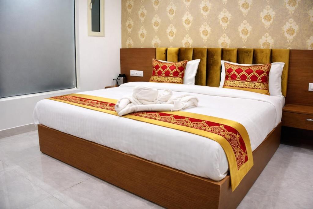 En eller flere senge i et værelse på Hotel Shri Amritganga Residency- Free Parking & Restaurant and Lift Facilities - Fully #Air Conditioning- Best Hotel In Haridwar