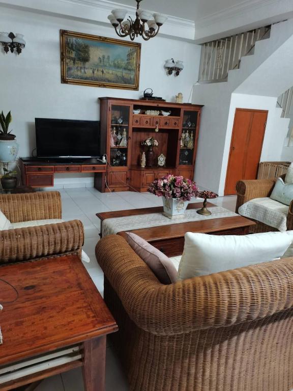 TV a/nebo společenská místnost v ubytování Cozy Home near Airport, & Bayan Lepas Industrial