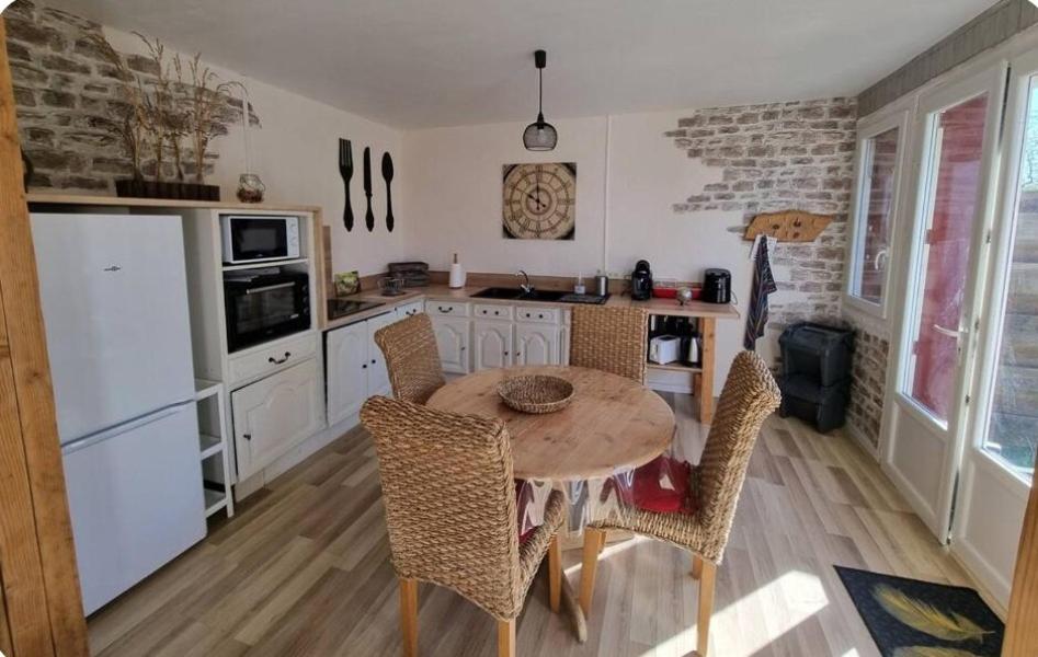 eine Küche mit einem Tisch und Stühlen in einer Küche in der Unterkunft Plume in Cazaubon