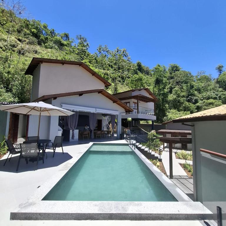ein Swimmingpool mitten in einem Haus in der Unterkunft Reale Paraty in Paraty