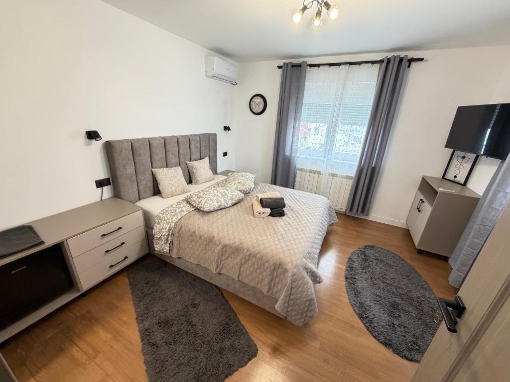 Giường trong phòng chung tại Cameră cu baie privată Suceava