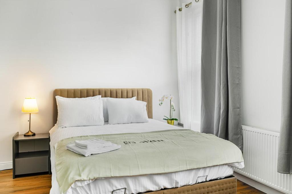 Giường trong phòng chung tại West Bridgford Comfort Quality Suites